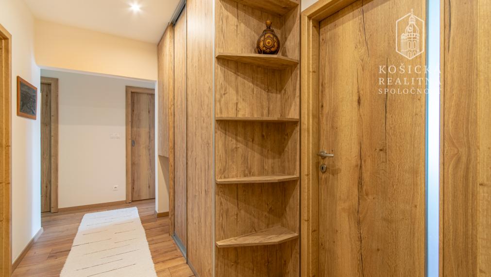 Na predaj: Priestranný 3-izbový byt (pôvodne 4-izbový) – Košice, Sídlisko Ťahanovce, Pekinská ulica