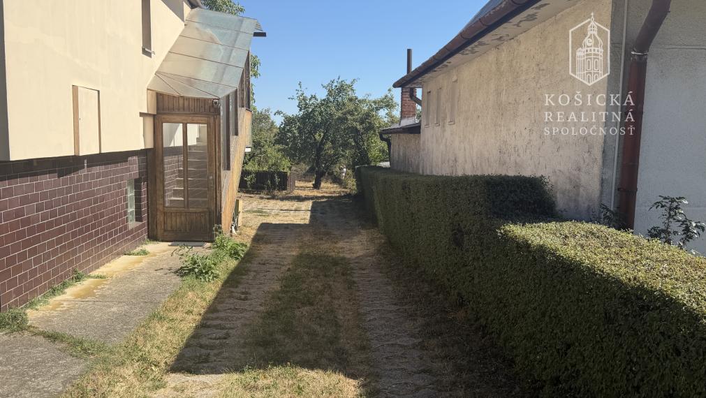 Stavebný pozemok 908 m² + podiel na prístupe na Bystrickej ulici – Košice, Pereš