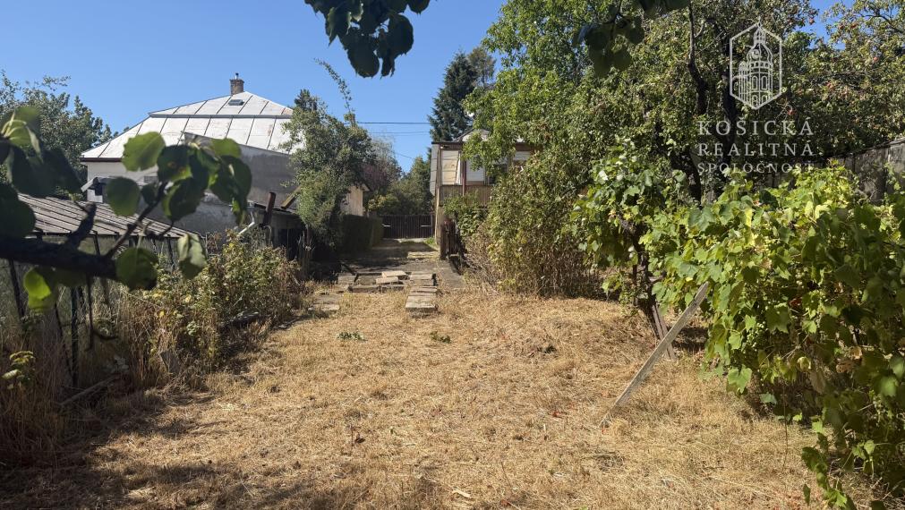 Stavebný pozemok 908 m² + podiel na prístupe na Bystrickej ulici – Košice, Pereš