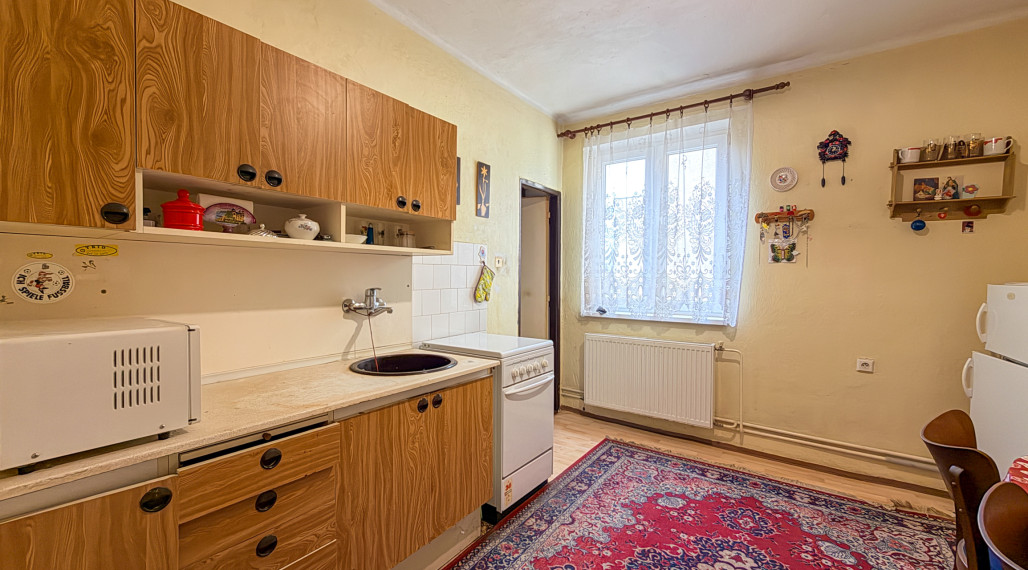 Priestranný 4-izbový tehlový byt s loggiou, komorou a garážou – Valaliky