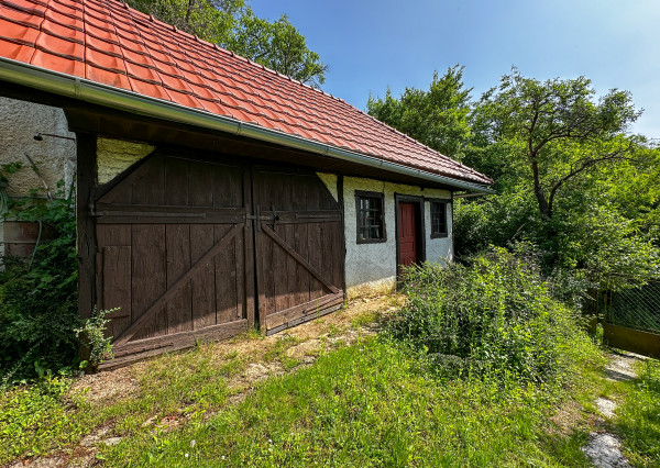 Historická chata s vinicou a kompletným zázemím – Hrušov