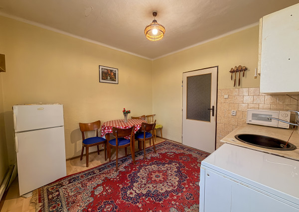 Priestranný 4-izbový tehlový byt s loggiou, komorou a garážou – Valaliky